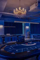 블루&골드 컨셉의 프리미엄 홀덤펍 인테리어